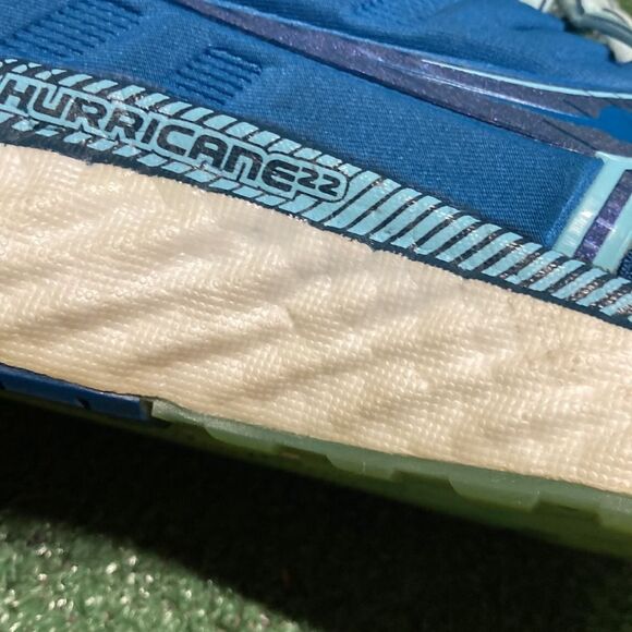 Saucony Hurricane 22 running shoes women’s size 8 wide (OKPM-12-006) - Picture 11 of 13